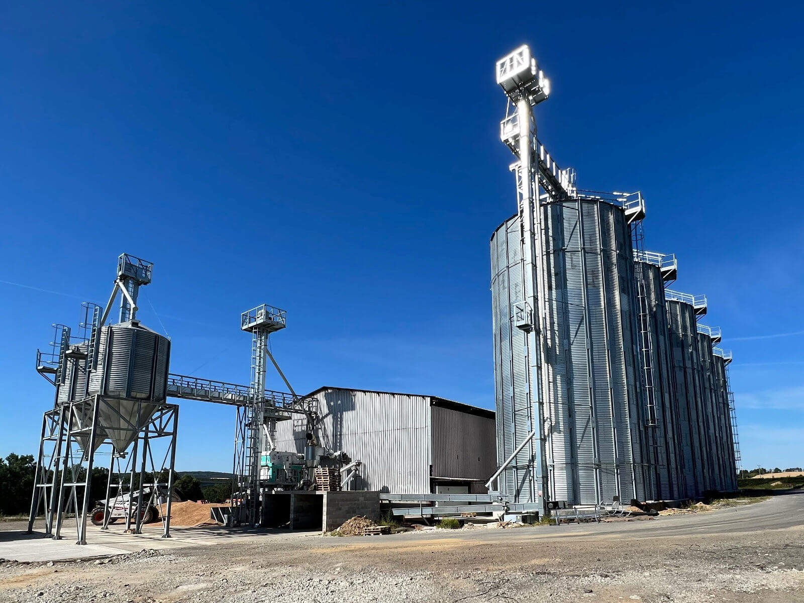 Posklizňová linka  a sila od společnosti Zemont pro AGRONED plus