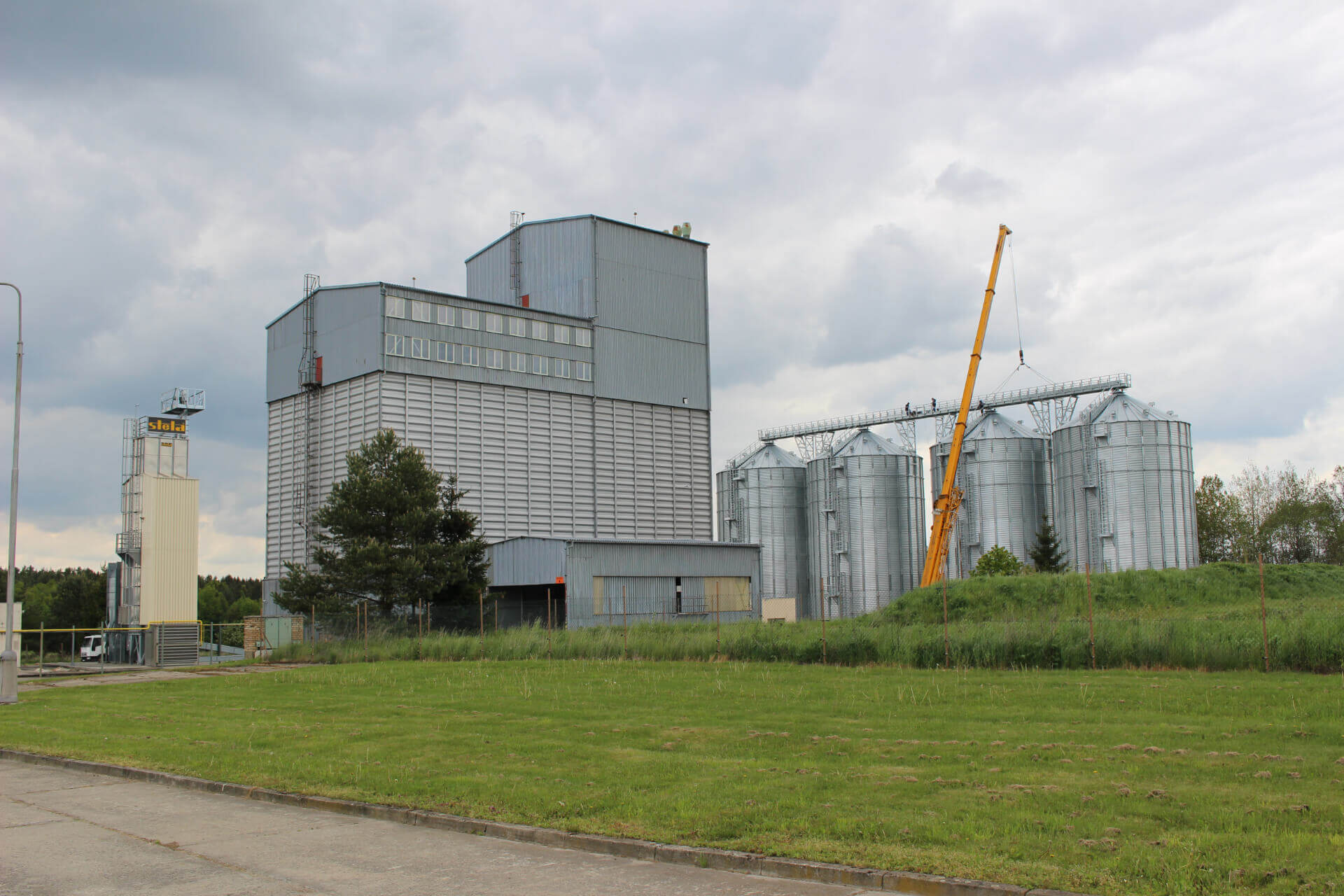 Stavba velkých sil pomocí jeřábu